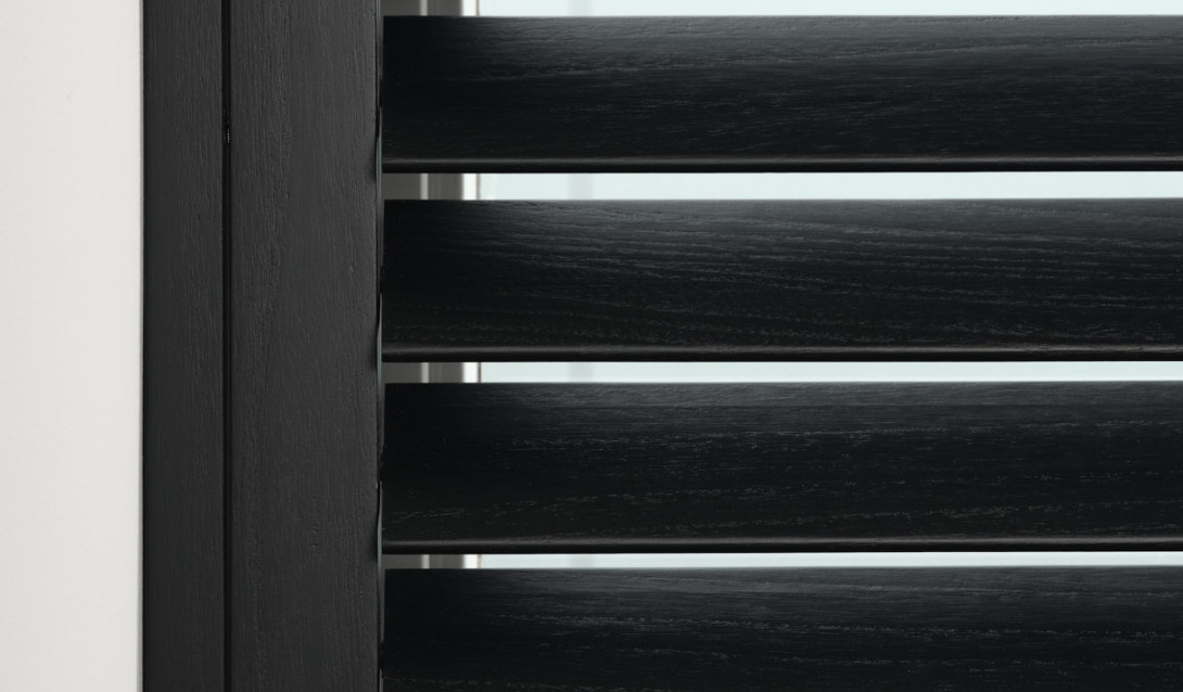 Zwarte houten shutters JASNO, detail foto