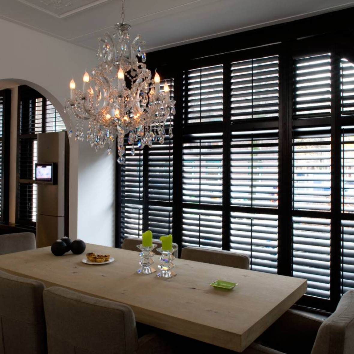 Zwarte houten shutters van JASNO op maat gemaakt