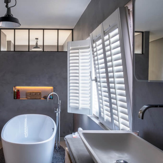 Raamdecoratie van JASNO in de badkamer